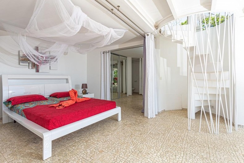 Chambre #1 séparée par des rideaux